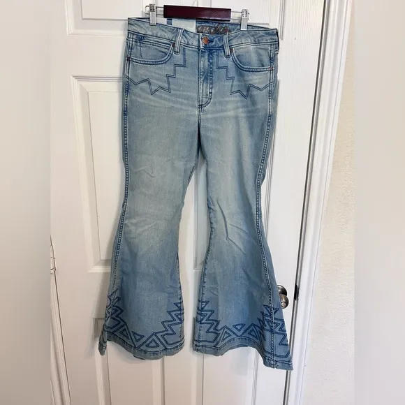 NWT Wrangler Retro, Embroidered High Rise Flare Jeans, Multiple Sizes in Greta