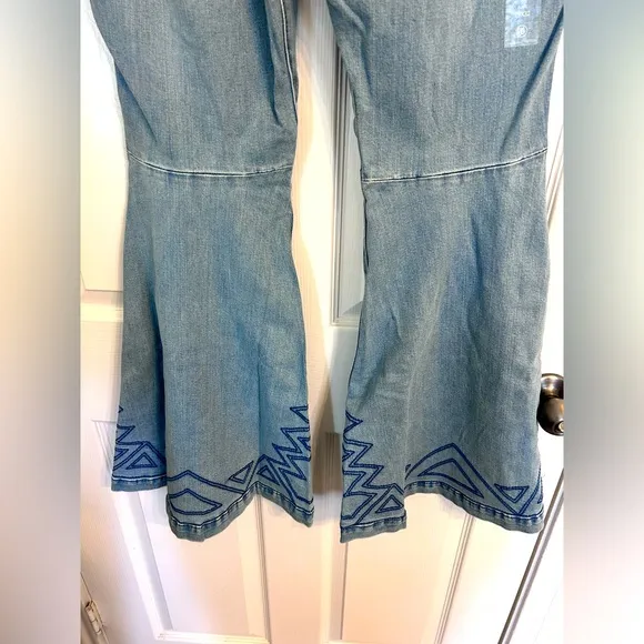 NWT Wrangler Retro, Embroidered High Rise Flare Jeans, Multiple Sizes in Greta