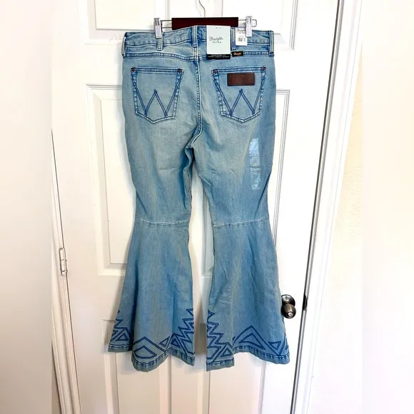 NWT Wrangler Retro, Embroidered High Rise Flare Jeans, Multiple Sizes in Greta